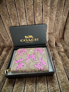NWT COACH Pink Bow Signature Zip-Around Wallet